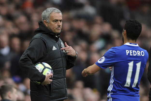 Zverenci Joseho Mourinha (vľavo) zdolali hráčov Chelsea.