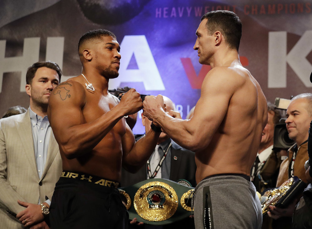 Britský boxer Anthony Joshua bude mať o štyri kilogramy viac ako Ukrajinec Vladimir Kličko.