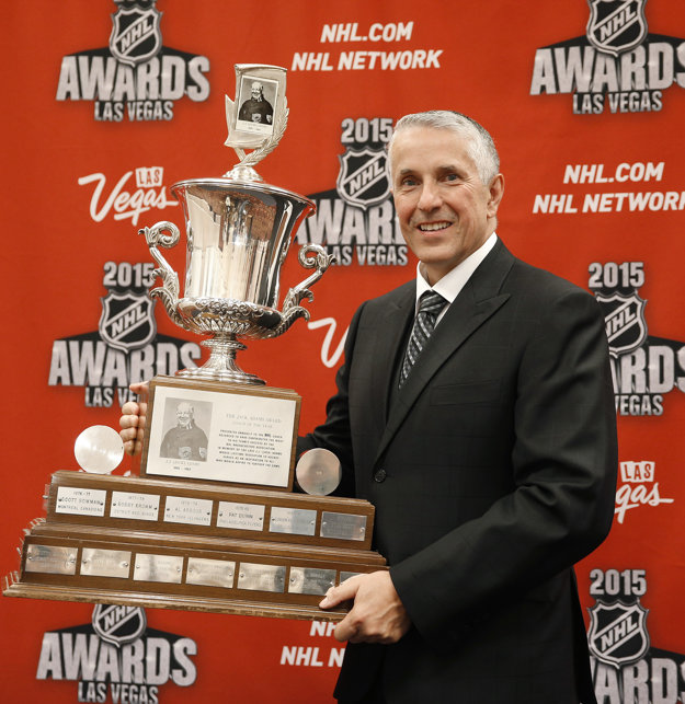 Tréner Calgary Flames Bob Hartley pózuje s cenou Jack Adams Award pre najlepšieho trénera na slávnostnom galavečere v Las Vegas 24. júna 2015.