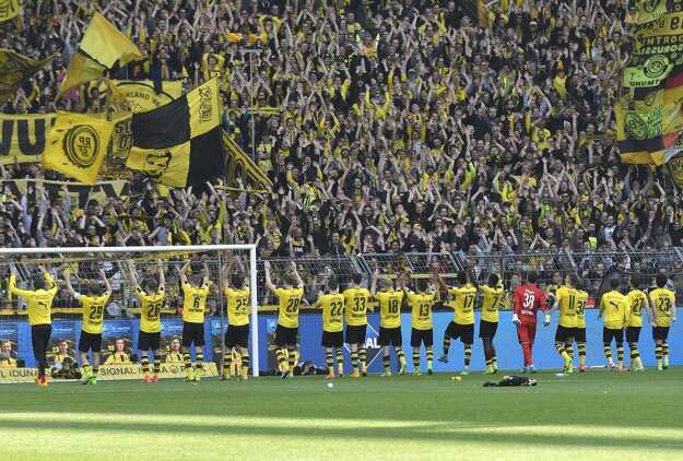 Futbalisti Borussie Dortmund oslavujú víťazstvo nad Hoffenheimom.