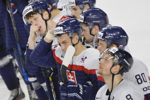 Slovenskí hokejisti po prehre s Dánskom.