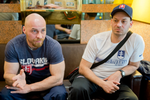 Kustódi hokejovej reprezentácie Ľuboš Ondrejka (vľavo) a Rastislav Ladecký.