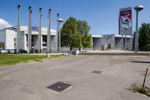 Bratislavský Dom odborov Istropolis sa nachádza na Trnavskom mýte, ktoré je dôležitým dopravným uzlom.