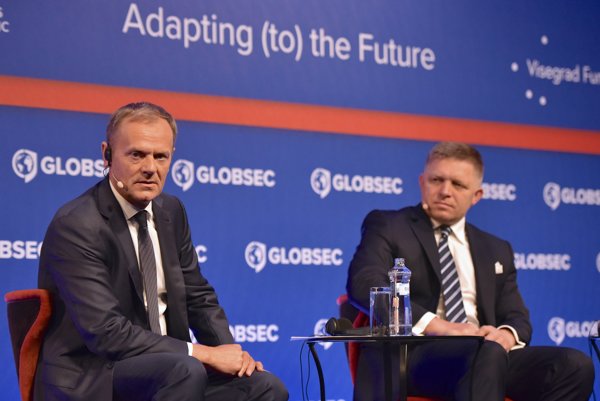 Zľava predseda Európskej rady Donald Tusk a premiér Robert Fico počas bezpečnostnej konferencie GLOBSEC.