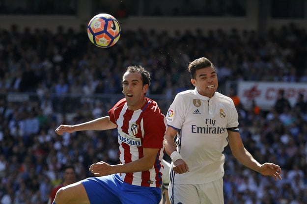 Pepe (vpravo) bol súčasťou defenzívy Realu desať rokov.