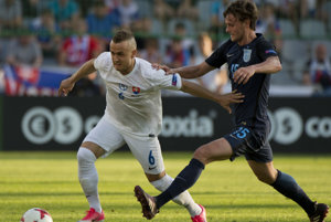 Stanislav Lobotka (vľavo) aktuálne reprezentuje Slovensko na šampionáte hráčov do 21 rokov.