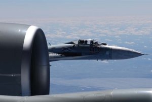 Ruská stíhačka SU-27 je na fotografiách tak blízko ku krídlu amerického lietadla RC-135U, že je vidno aj pilota v jej kokpite.