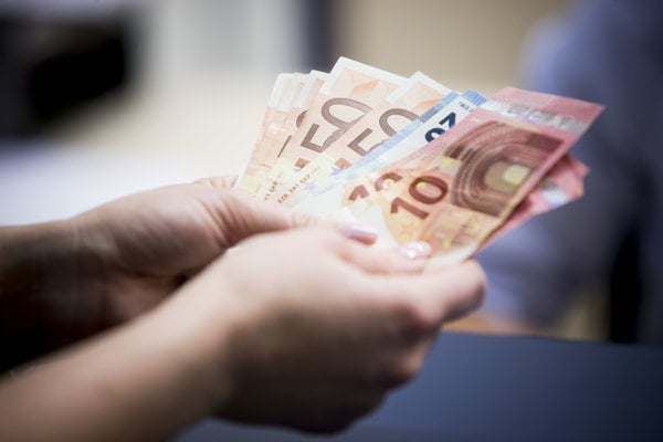 Euro sa v pondelok stabilizovalo, má za sebou veľký týždňový pokles