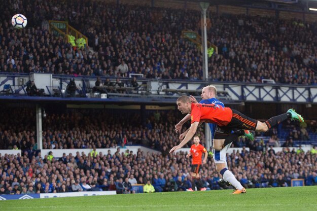 Na snímke Peter Maslo (Ružomberok) a Davy Klassen (Everton) počas prvého zápasu 3. predkola Európskej ligy vo futbale FC Everton - MFK Ružomberok.