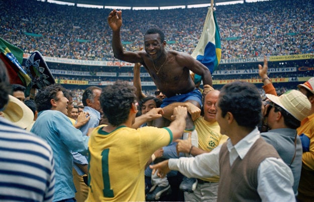 Pelé (bez dresu), jedna z najväčších legiend majstrovstiev sveta.