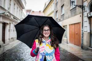 Zuzana Pacáková (31) študovala na parížskej Sorbonne a vo Francúzsku stážovala v niekoľkých výstavných inštitúciách. Po návrate na Slovensko začala organizovať festival umenia Biela noc. Pred tromi rokmi ho priniesla z Košíc aj do Bratislavy.