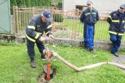 Ilustračné foto. Hasiči predvádzajú, ako správne používať hydrant.
