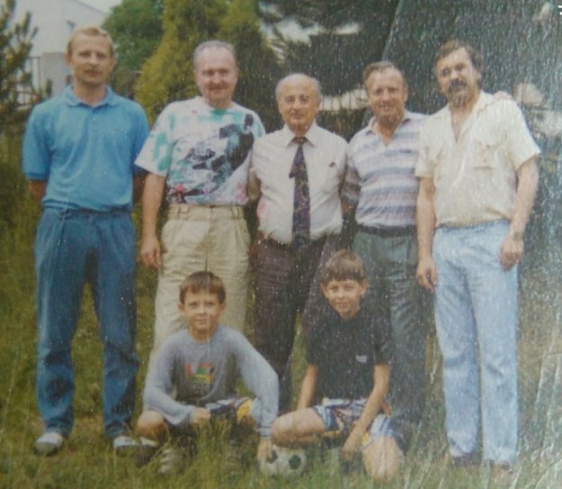 S významnými osobnosťami futbalu. Jozef Tarcala (v strede) s J. Venglošom, J. Vargom, synom Martinom a jeho deťmi.