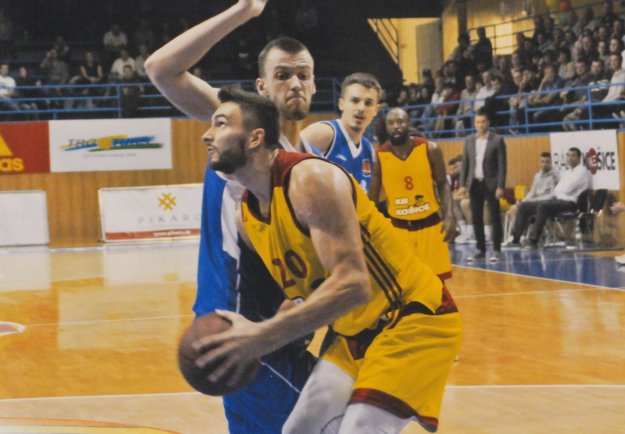 Kapitán Richard Körner v akcii pod košom Karlovky.