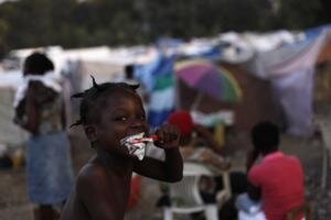 Zemetrasenie zasiahlo na Haiti státisíce detí, padlo asi 6­tisíc škôl. Deti bývajú v provizórnych stanových mestách.