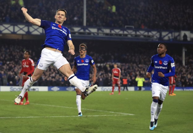 Ľavý obranca Leighton Baines (vľavo) rozhodol o víťazstve Evertonu.