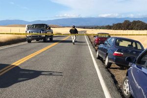 Policajná páska blokuje cestu vedúcu do obce Rancho Tehama Reserve  na severe amerického štátu Kalifornia po streľbe. 