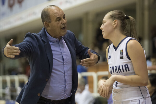 Tréner Slovenska Peter Kováčik dáva inštrukcie Nikole Dudášovej.