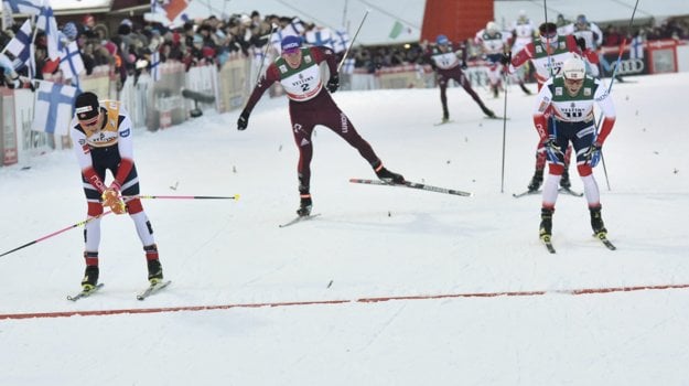Johannes Hösflot Klaebo (vľavo) sa tešil po mimoriadne dramatickom finiši.