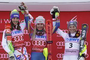 Petra Vlhová (vľavo) opäť vystúpila na stupne víťazov. Zdolala ju len Mikaela Shiffrinová (v strede). Tretia skončila Bernadette Schildová z Rakúska.