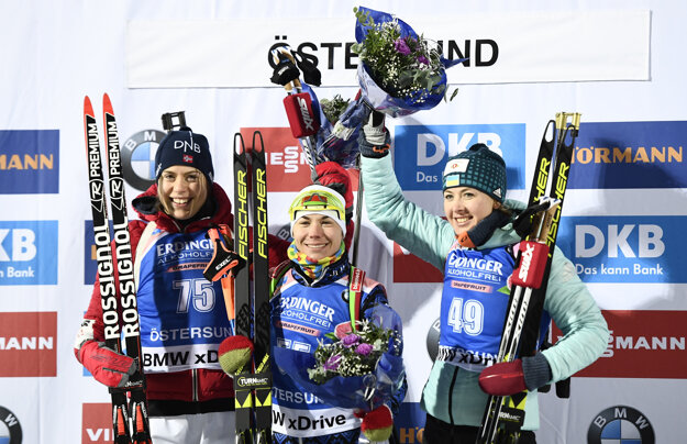 Zľava Synnöve Solemdalová, Nadežda Skardinová a Julia Džimová.