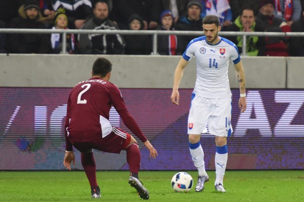 Erik Sabo (vpravo) nastupuje v reprezentácii na poste obrancu.