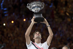 Roger Federer s trofejou pre víťaza Australian Open.