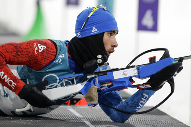 Jeden z najväčších favoritov na zlato Martin Fourcade zbabral prvú streľbu, urobil na nej tri chyby a skončil bez medaily.