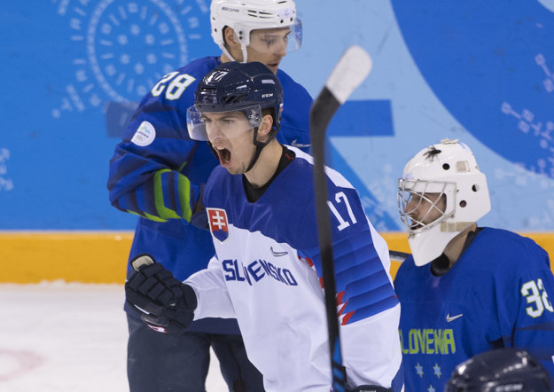 Slovenský hokejista Miloš Bubela sa raduje zo svojho gólu.