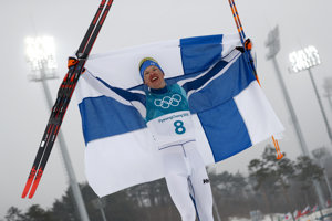 Iivo Niskanen oslavuje zisk zlatej medaily.
