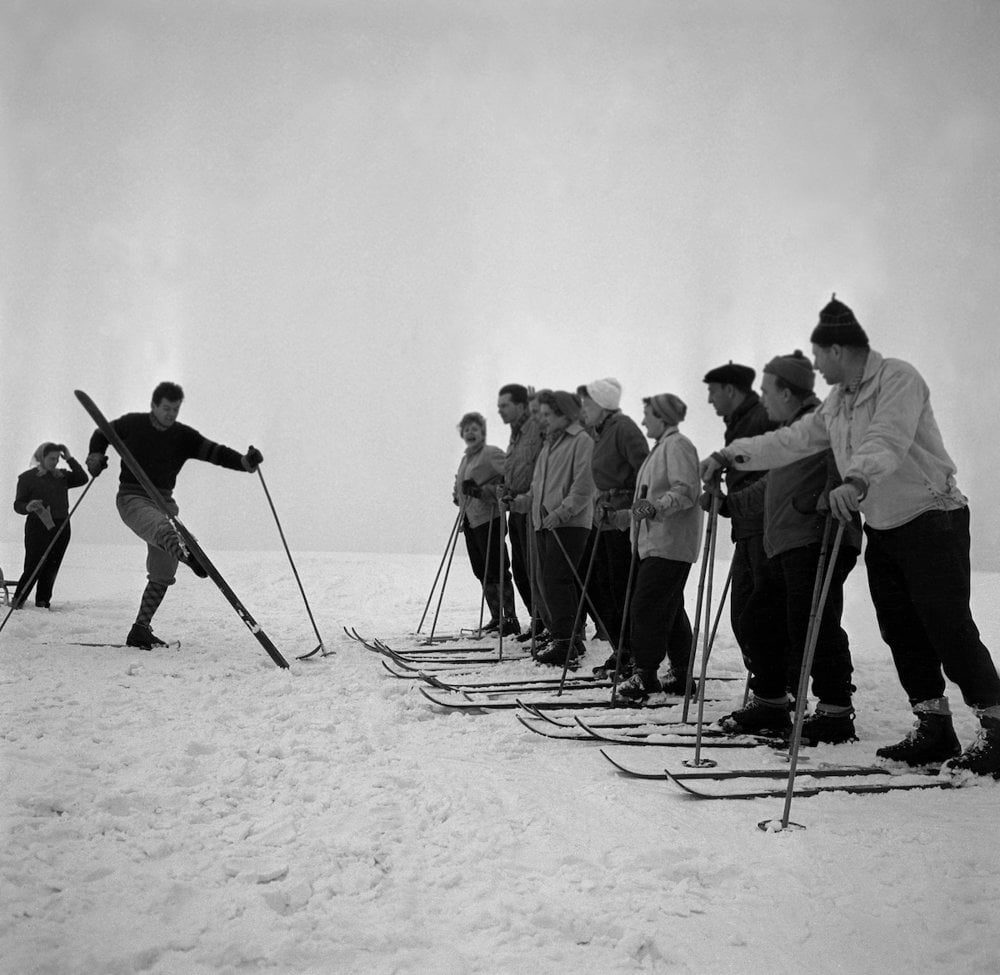 Na archívnej snímke z 29. januára 1960 pracovníci výrobných družstiev na rekreácii v hoteli Veľká Fatra
