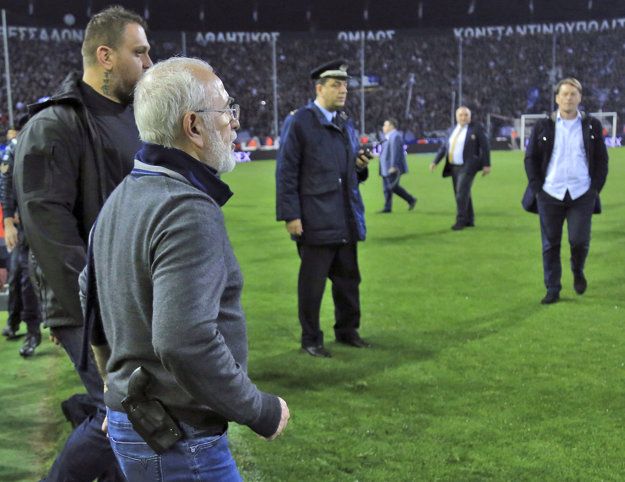 Šéf PAOK Solún Ivan Savvidis vtrhol na ihrisko so zbraňou.
