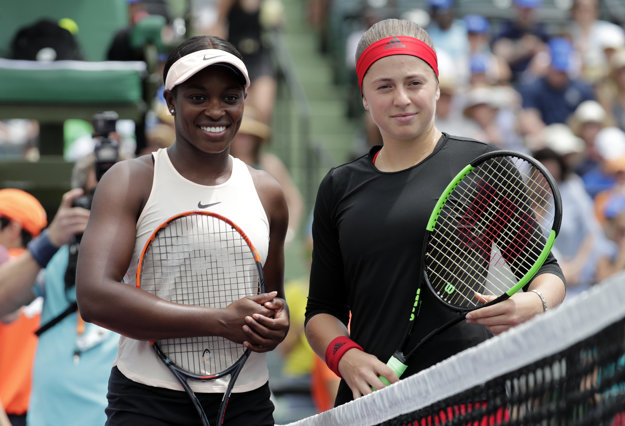 Sloane Stephensová (vľavo) a Jelena Ostapenková pred finálovým duelom.