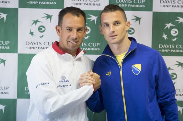 Dominik Hrbatý (vľavo) a Tomislav Brkič, kapitáni oboch tímov.
