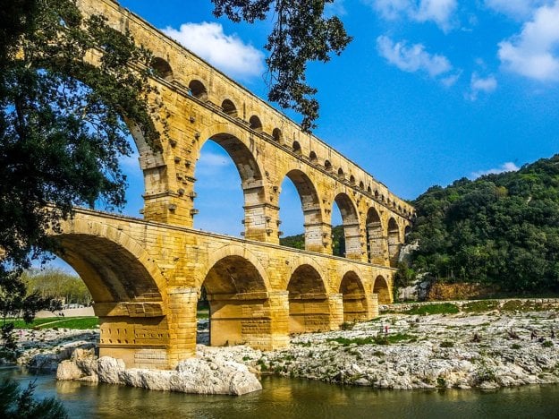 Akvadukt Pont du Gard pri meste Nimes