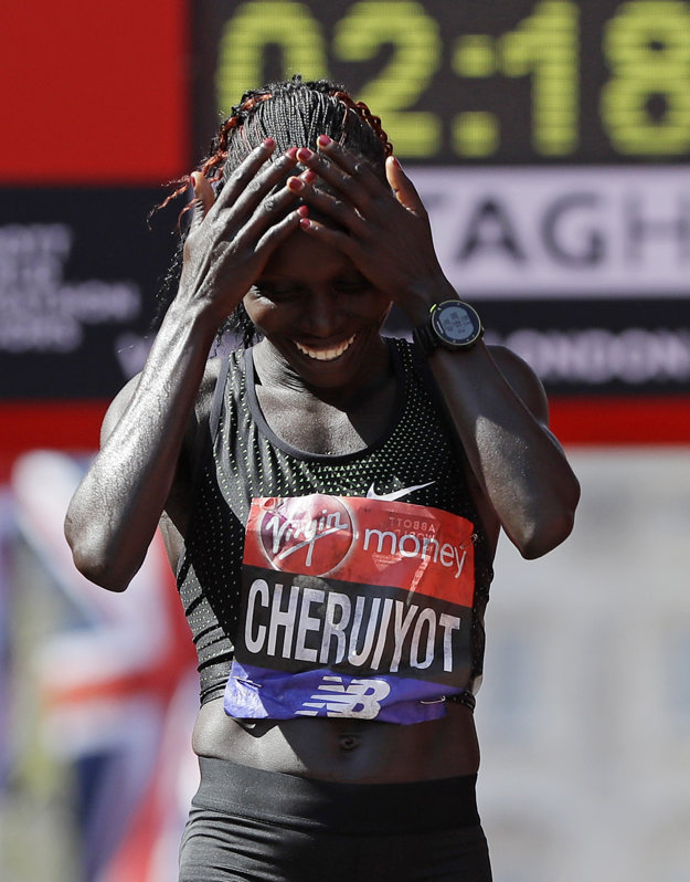 Vivian Cheruiyotová sa raduje v cieli Londýnskeho maratónu 2018.