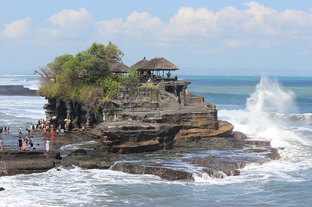 Chrám Tanah Lot je obľúbenou turistickou atrakciou.