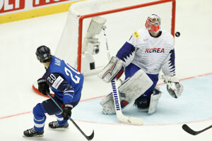 Sebastian Aho (vľavo) prekonáva brankára Matta Daltona.