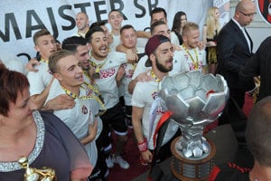 Hráči majstrovského družstva s trofejou preberajú medaile počas odovzdávania ceny v rámci oslavy fanúšikov a futbalistov FC Spartak Trnava zo zisku majstrovského titulu.