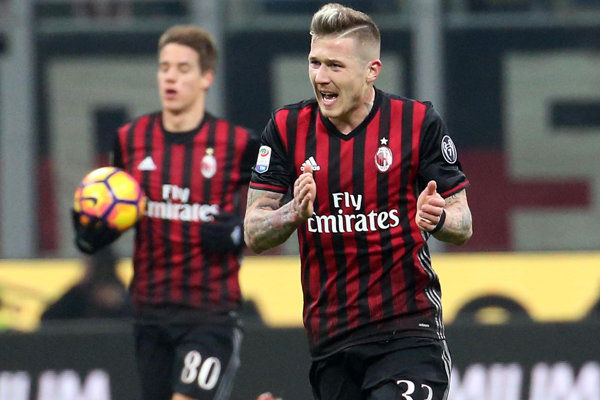 Juraj Kucka (vpravo) pôsobil v AC Miláno dve sezóny.