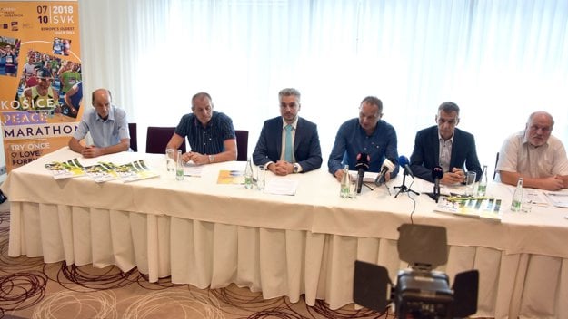 Na snímke zľava zástupca obce Seňa Bartolomej Ficzere, zástupca mesta Košice Ivan Šulek, predseda KSK Rastislav Trnka, prezident MMM Ján Sudzina, riaditeľ pretekov Branislav Koniar a Ján Dvonč z Maratónskeho klubu Košice.