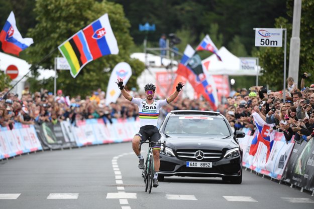 Peter Sagan prichádza víťazne do cieľa.