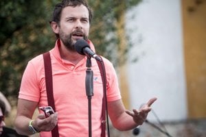 8.jún 2017, Žilina. Herec Juraj Kemka na protest proti korupcii v Žiline.