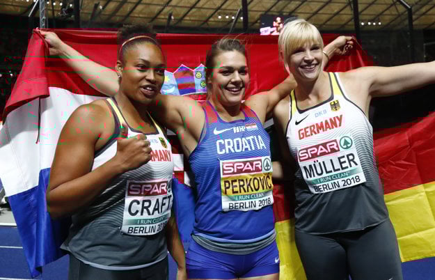 Sandra Perkovičová (v strede) sa raduje z triumfu.