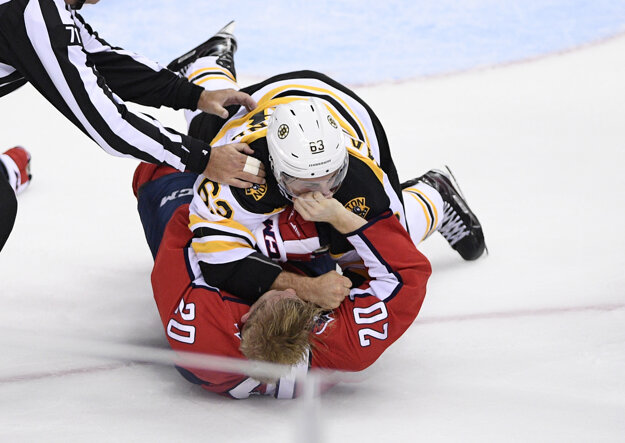 V závere duelu sa pobili útočník Bostonu Brad Marchand s domácim Larsom Ellerom.