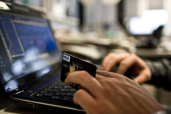 Počas koronakrízy stúpli podozrivé transakcie pri nákupe v e-shopoch