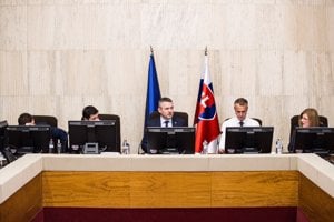 Premiér Peter Pellegrini a ministri na rokovaní vlády.