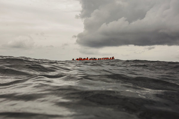 Pri pobreží Líbye sa prevrhol čln s migrantmi. Nezvestných je 17