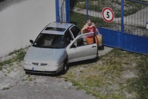Kamery ich nasnímali. Tovar mizol cez túto bránu.
