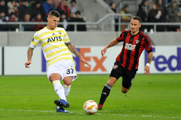 Slovenský stopér v službách Fenerbahce Istanbul, Martin Škrtel (vľavo).